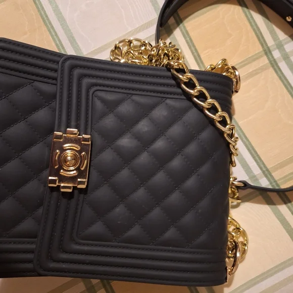 Elegant Black Quilted Chain Bag - Picture 4 of 16